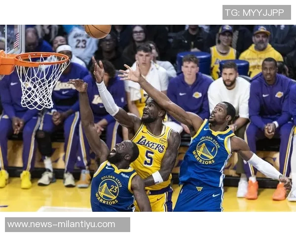 库明加精彩突破虚晃艾顿轻松上篮得分展现超强个人能力