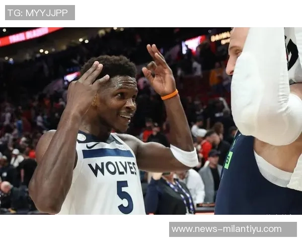 爱德华兹称赞克拉克表现出色称其提升球队整体防守能力 爱德华兹称赞克拉克表现出色称其提升球队整体防守能力